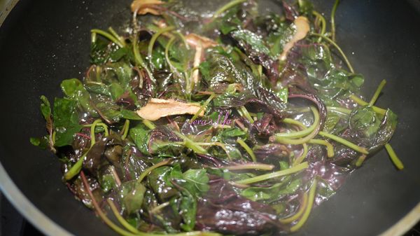 紅莧菜與一般蔬菜不同，不需要大火快炒，需要悶軟。圖為已悶軟之紅莧菜