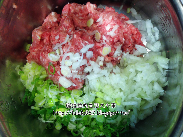 全部放入鍋中，順時針拌勻，過一段時間就會有粘性啦！