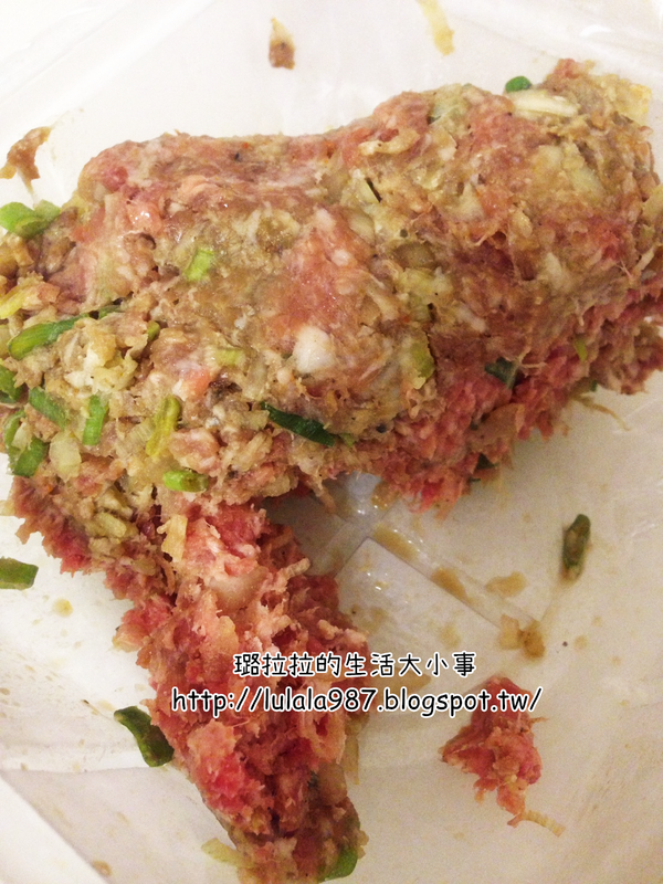 這張照片是補拍照ＸＤ））醃完當下忘記拍了。
其實我有加一些醬油，大概１０ｃｃ下去醃一晚