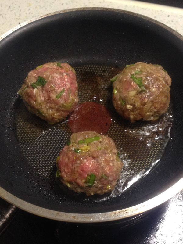 醃了一晚之後特別入味，隔天要煎的時候
捏個肉丸，扎實的然後放入鍋中煎