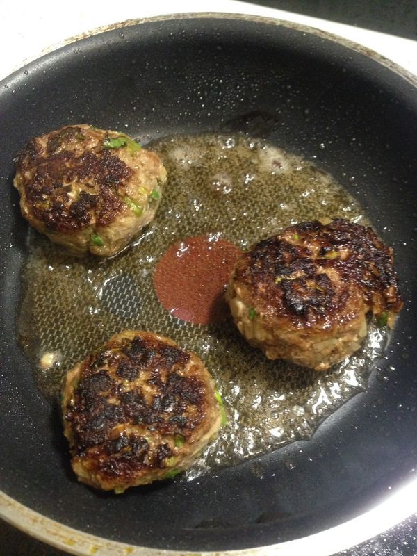 我喜歡讓肉丸有點焦再翻面，不然容易散掉。
記得下鍋之後就不要翻動了，煎一段時間在翻哟