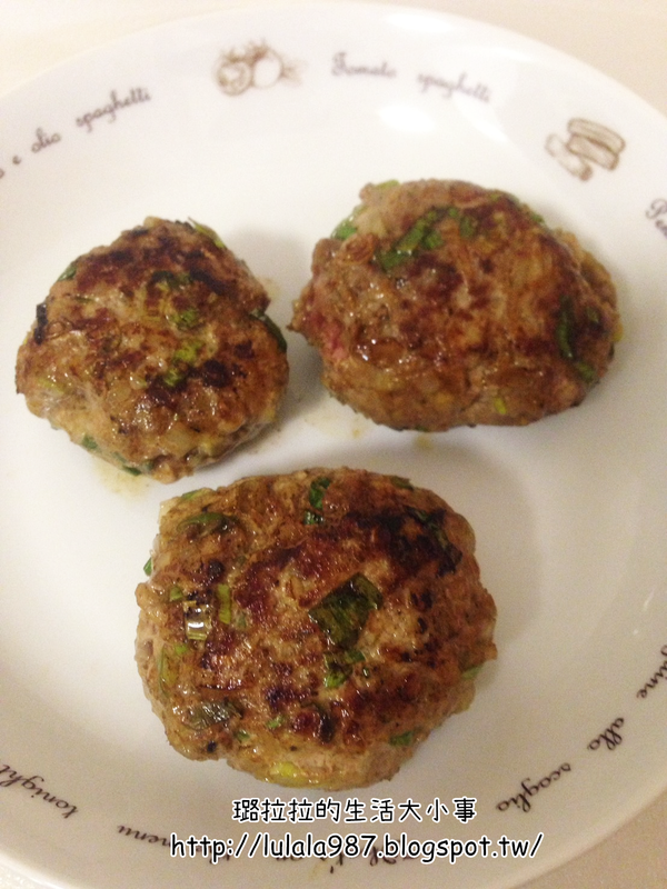 覺得兩面有點微焦，然後盛盤！
（這裡要注意！！因為我還有要烤，所以肉丸裡面沒很熟）
如果你沒有要烤，要直接吃！那務必一定要煎熟啊！！！！！