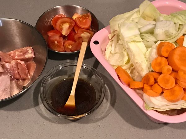 將蔬菜切成適口大小的片狀或塊狀，雞腿肉切成塊，醬汁調勻。