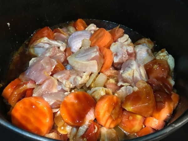 加入雞肉以及醬汁拌炒。