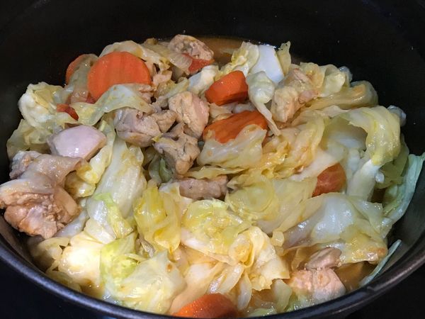 將底部開始變軟的高麗菜翻拌一下，繼續蓋上鍋蓋悶煮10-20分，至喜歡的熟軟程度即可享用。