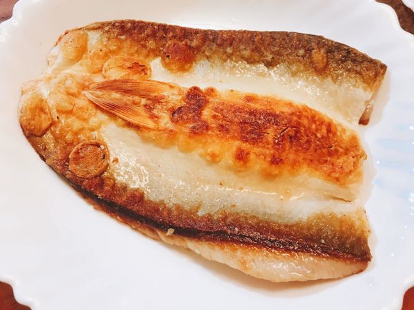 1- 虱目魚肚（全聯即可買到）買回家後，用餐巾紙將水吸乾
2- 怕有腥味的話，加點米酒浸置10mins 去味道
3- 再次吸乾魚的水份，並抹上一層薄薄的鹽 
4- 開火（大火熱鍋），倒入油，油熱後轉中火
5- 魚皮那面放入鍋中後等待魚皮面熟透且酥脆
6- 側面有半熟呈現白白的就代表可翻面