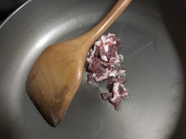 鍋內放少許油，先放肉絲下去炒