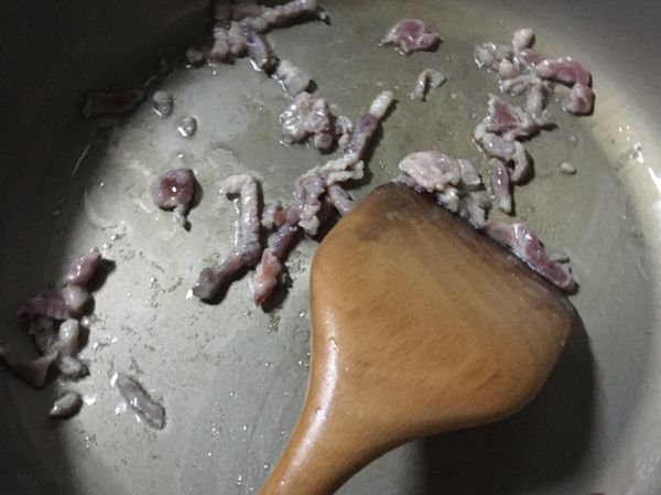 肉絲變稍白，就可以加點水或高湯（這樣肉才不會柴）