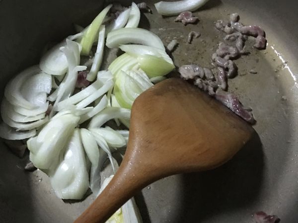 加入洋蔥拌炒