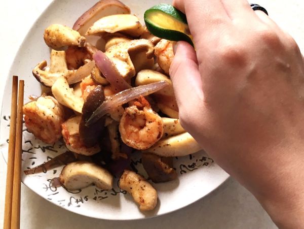 接著就只是翻炒，等酒收的稍微乾⋯

🌟開大火，撒黑胡椒、辣椒粉、義大利香料，拌均後馬上熄火。

上盤，擺的帥一點、氣質馬上+50！

上桌後家人男友女友坐著，豪邁的擠擠檸檬，更是帥氣+20！

氣質很重要，味道歪一點點沒關係（喂喂）（但我是70%認真這樣想（艸）

恭喜你完成貌似高大上蝦兒與菇菇✨