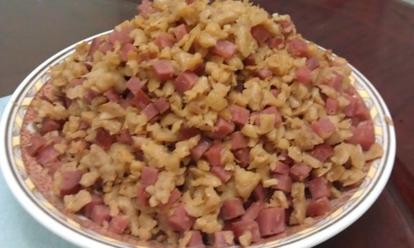 製作[菜脯炒洋火腿]：菜脯泡水10分鐘瀝乾備用，洋火腿切丁，蒜頭切末。熱鍋放入2大匙油，爆香蒜末後加入洋火腿丁拌炒，再加入菜脯一同拌炒，若覺得有點乾，可加入1/4杯水，再加糖、醬油炒至收乾。