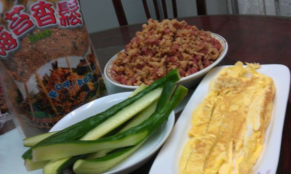 蛋加1/4小匙鹽打散成蛋液，入平底鍋煎成薄薄的一層蛋皮後捲起成長條狀的蛋捲備用(煎成四條再對切成八條)；小黃瓜洗淨切去頭尾後，對切再對切成1/4，共八條備用。