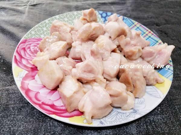 熱鍋加1匙的油，把雞肉稍微煎煮一下後盛起。