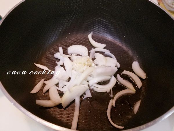 熱鍋加2匙油，把洋蔥及蒜末下鍋炒香。