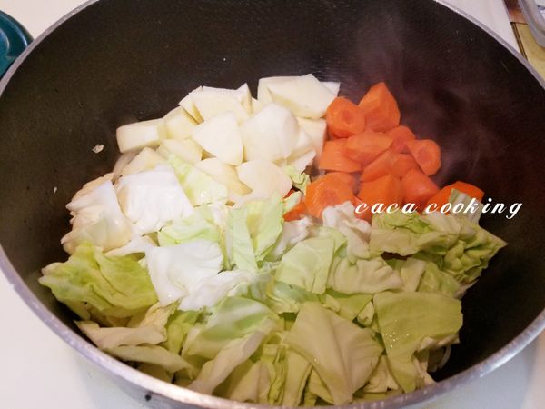 把馬鈴薯、紅蘿蔔及高麗菜加入。