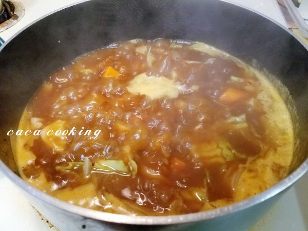 放入4碗量的冷開水，把咖哩塊及咖哩粉加入。