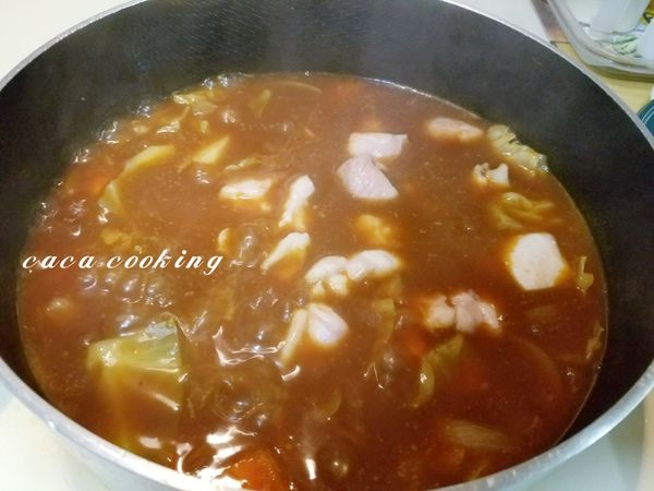 把雞肉加入燉煮。