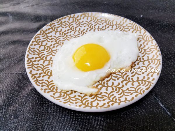熱鍋加1匙油，把蛋煎至半熟盛起。