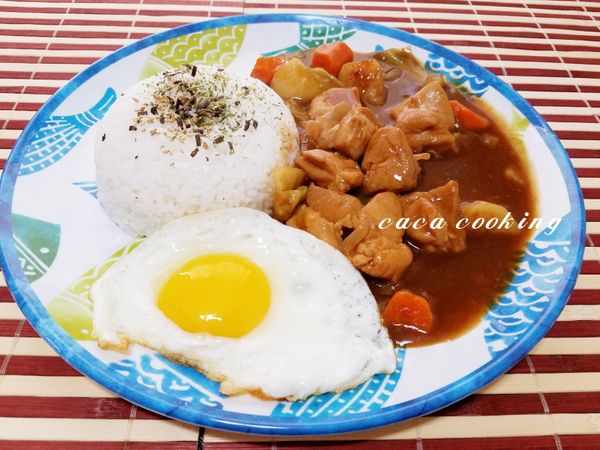 盛盤白飯，撒上一點海苔芝麻肉鬆，淋上咖哩及放上荷包蛋，美味可口的雞肉咖哩飯就完成了哦!