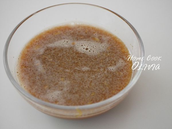 [醬汁]打碎，或是將辛香料用刀切末後再加入醬汁。