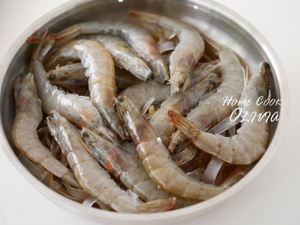 冬粉和醬汁攪拌均勻，鮮蝦放入蒸盤。