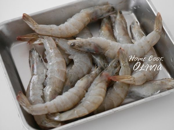 鮮蝦剪除刺鬚、蝦腳，剔除泥腸。