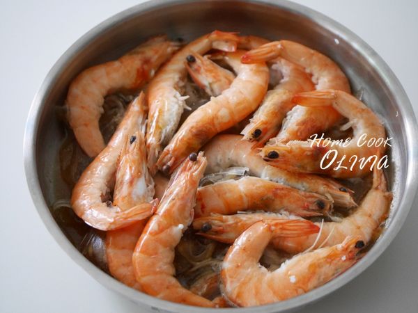 外鍋半杯水待冒蒸氣後放入電鍋，蒸煮十分鐘。