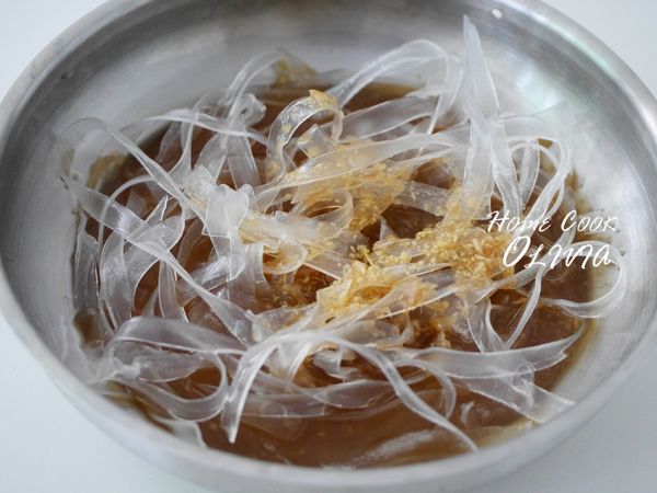 粉絲和醬汁放入蒸盤，外鍋半杯水蒸煮15分鐘。