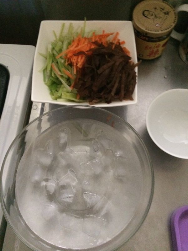 將西洋芹,紅蘿蔔及木耳切絲,並準備冰水