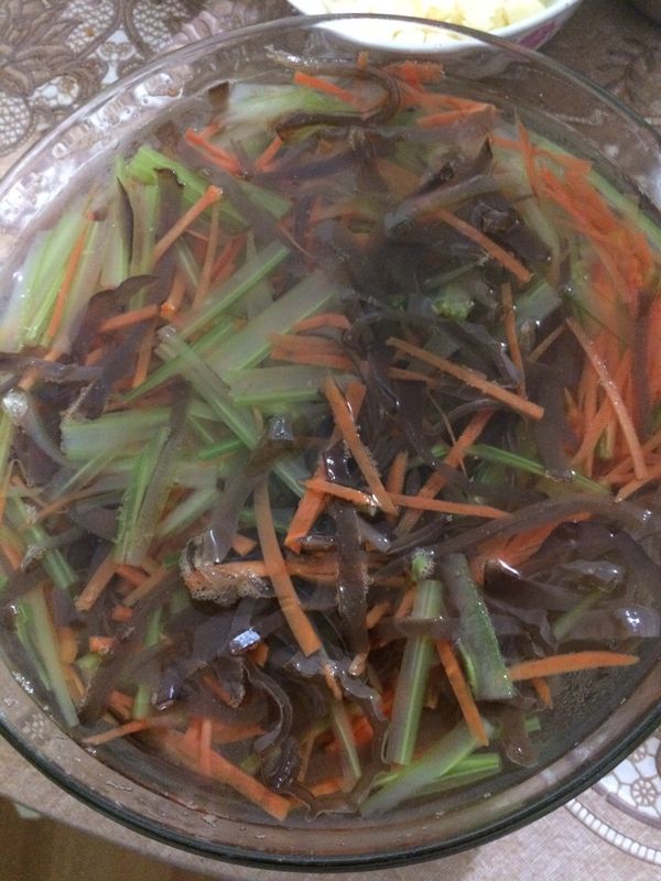 燒開熱水,水滾後,將西洋芹等放入,煮約一分鐘後,取出,並馬上放入冰水中,約10分鐘後瀝水取出