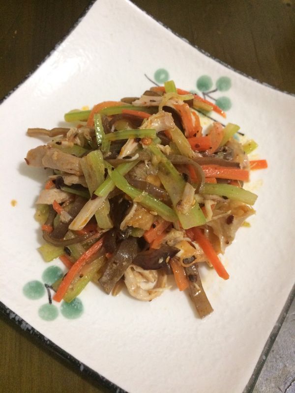 另取一碗,將雞絲,及西洋芹紅蘿蔔及木耳及蒜末放入,再放入調味料拌勻,就完成了!