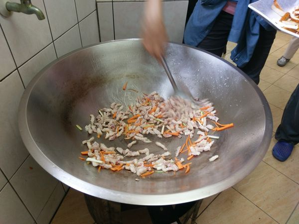 先把豬肉爆香,加入適量醬油再加入紅蘿蔔和青蔥