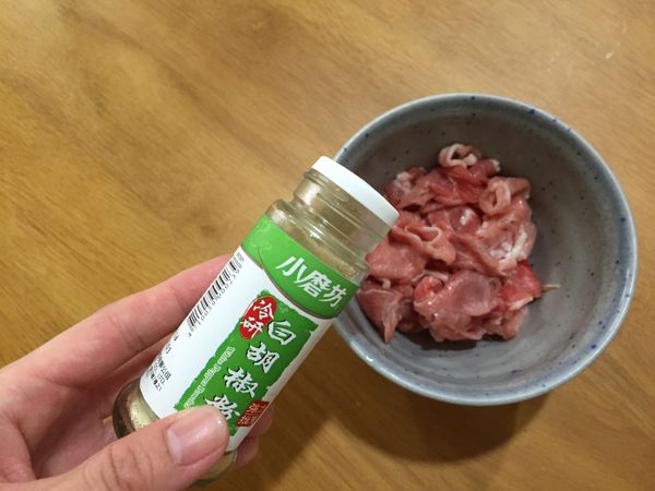 肉片撕成小塊，加入白胡椒粉適量、醬油0.5小匙、米酒1小匙，並將1小匙木薯粉用少量水調開加入後，用手抓勻。之後放入冷藏醃15分鐘。