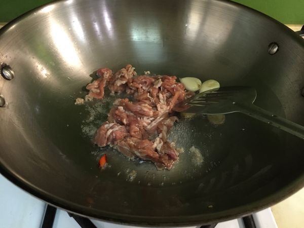 接著下醃好的肉片炒至6、7分熟。其間加入米酒1大匙。