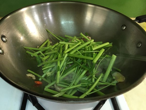 接著下空心菜硬梗，拌炒一下至微軟。（其間可加少許熱水避免太乾）