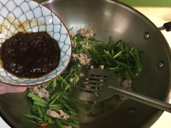 加入2大匙沙茶醬、1大匙醬油、少許冰糖拌炒一下後，加蓋悶約20秒後，開蓋試味道，視情況以鹽調整鹹度後即可熄火享用。