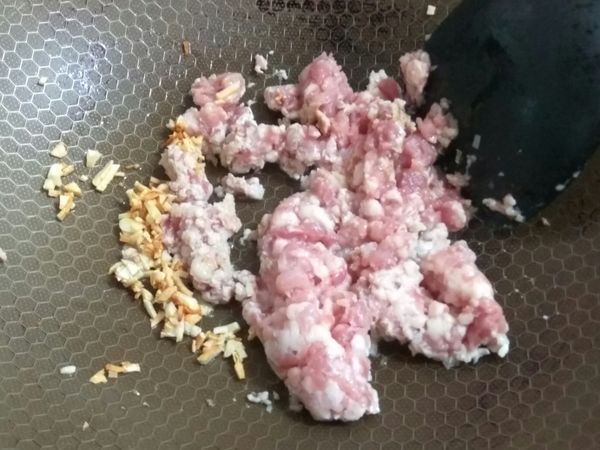 蒜末先爆香，略微金黃時，再加入絞肉
