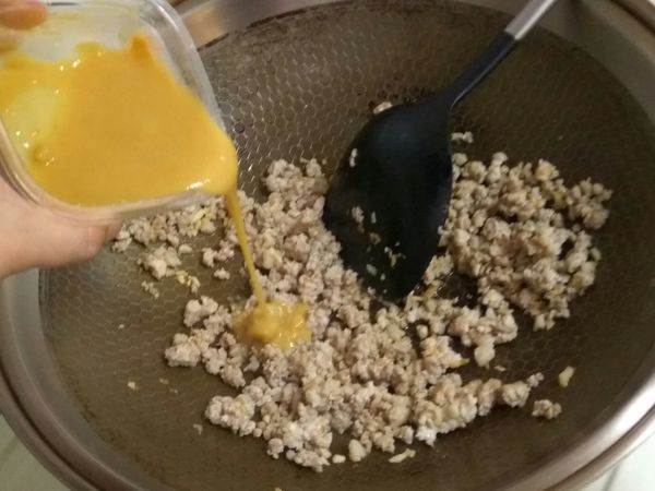 絞肉拌炒至變色後，再倒入拌好的味增