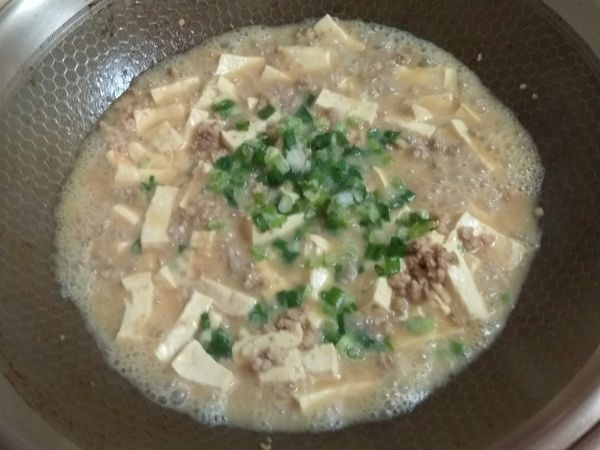 拌炒一分鐘，加入豆腐和2杯水，燉煮5～8分鐘，
加入蔥花拌勻一分鐘就可以囉！