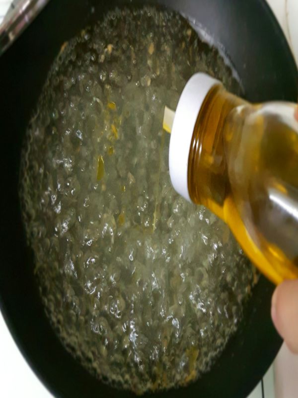 一小匙橄欖油，避免麵黏在一起