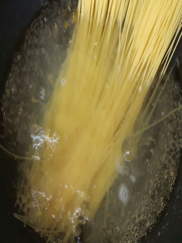 把麵條放下攤開