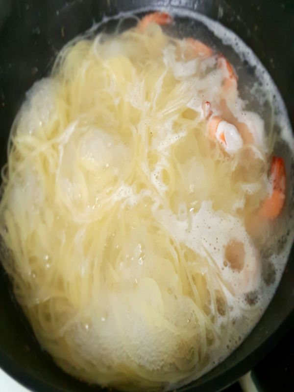麵條七分熟時加入蝦子，避免過熟縮水