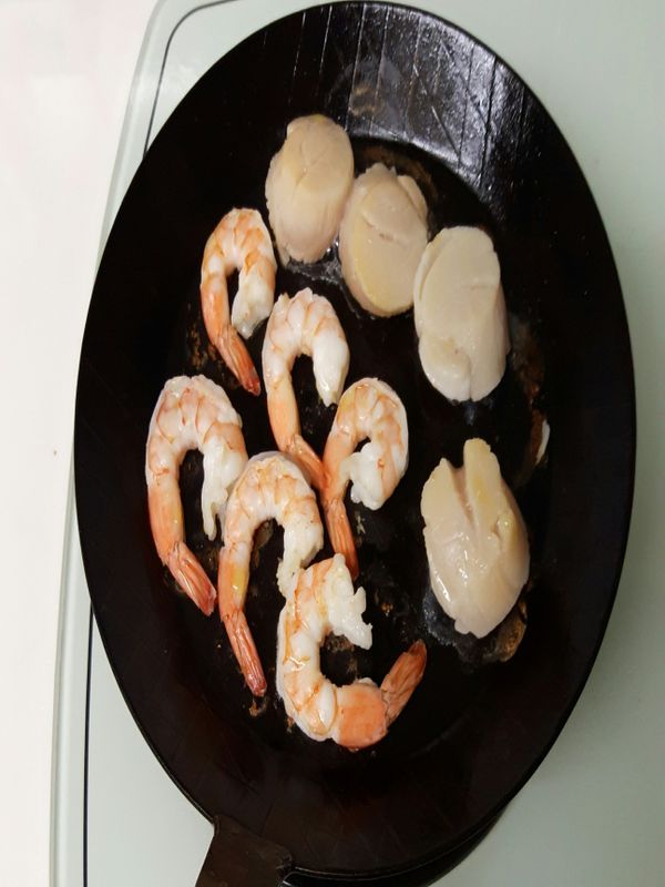 另備油鍋乾煎干貝各兩分鐘，撈起煮麵順便燙熟鮮蝦稍微煎一下