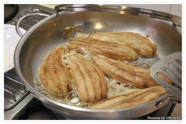 熱油鍋，將茄子兩面煎至金黃。