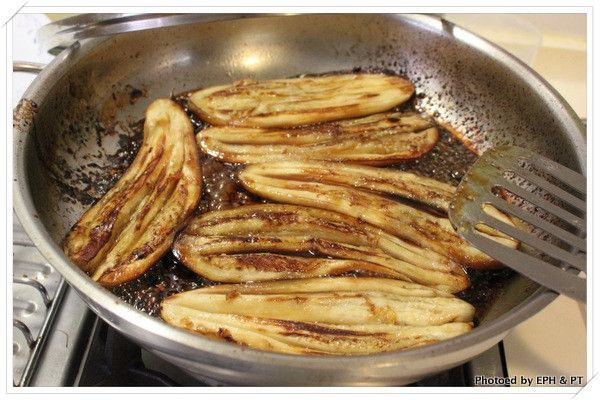 加入醬油、味醂、砂糖，煮至上色＆收汁即可。