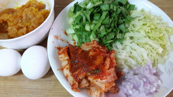 準備材料 :  
泡菜切塊 ; 美生菜切絲 ; 青江菜切絲 ; 紫洋切絲 ; 雞肉切片再用醃料醃30分鐘 ; 蛋打散碎