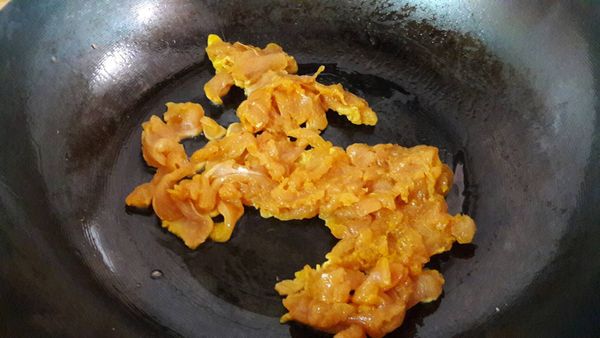 平底鍋加一匙油燒熱加入雞肉