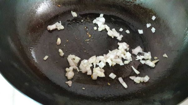 再次起油鍋加入紫洋蔥