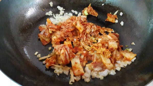 泡菜加入拌炒