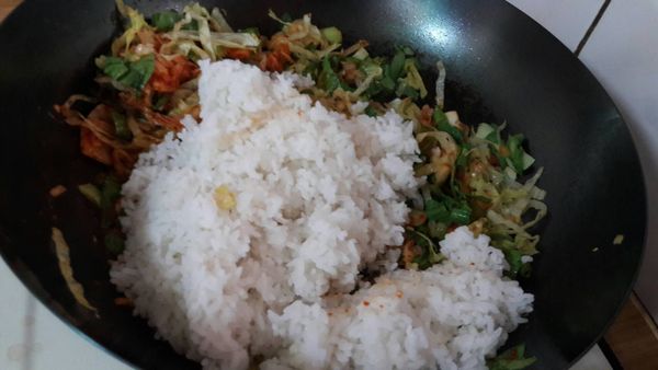 加入白飯拌炒